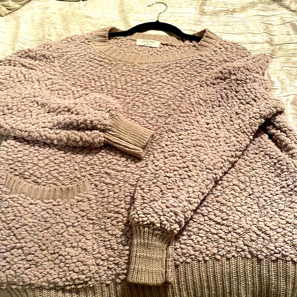 Knitted sweater with pockets